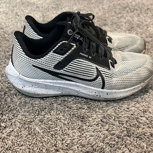 Nike womens Black and White Pegasus 40 Shoes
